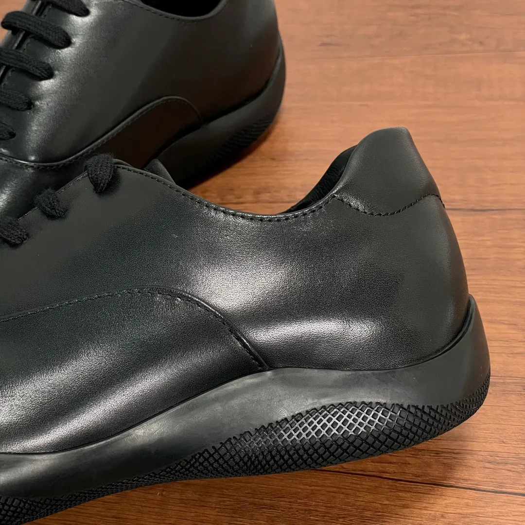 💰720 Code: YS003342 Prada/Prada men's new leather sneakers. This sneaker is made of imported calf leather, with a two-jointed Oxford shoe upper design, inspired by classic aesthetic concepts. Equipped with 3.5cm iconic red label lightweight elastic rubber soles, fabric and cowhide mixed lining, and silk-printed logo cowhide foot pads. The style is versatile and durable, comfortable and breathable, and comes with a full set of original packaging dust bags! Code number: 39-40-41-42-43-44 standard leather shoe code (45 can be customized but returns and exchanges are not supported) Item number: 4E0770 black